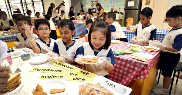 新加坡女皇镇小学将英文课带入厨房，让学生在教师引导下，一边动手准备食品，一边学习生词。他们之后会通过作文对这番体验加以描述。