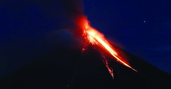 菲律宾马永火山活动加剧，涌喷高达600公尺的熔岩泉，岩浆倾泻而下，熔岩流已经蔓延3公里。（欧新社）