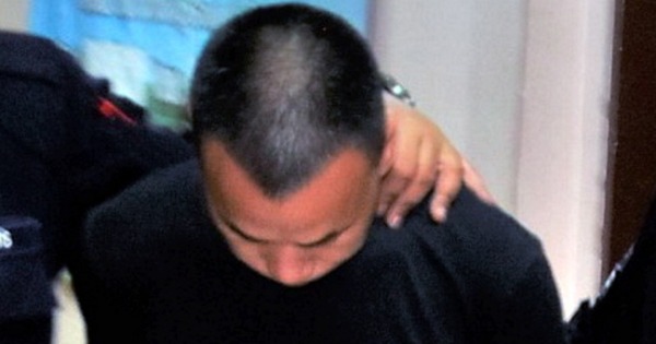 在亚航班机机舱厕所抽烟的中国游客李金明被带上庭面控。