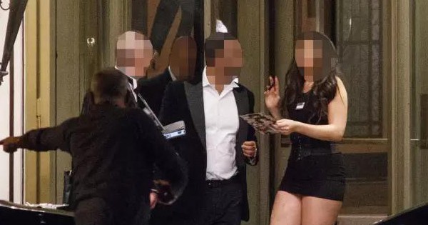 英国“总裁俱乐部”上星期四的慈善晚宴，被揭发许多女服务员们屡遭男嘉宾的“咸猪手”。