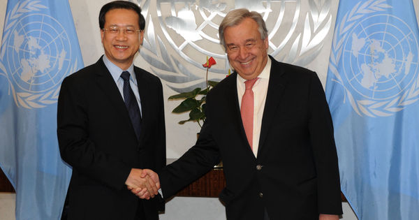 马朝旭（左）在联合国总部与古特雷斯握手。（新华社）