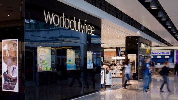 伦敦希思罗机场的免税店World Duty Free被爆对中国消费者采取歧视政策。