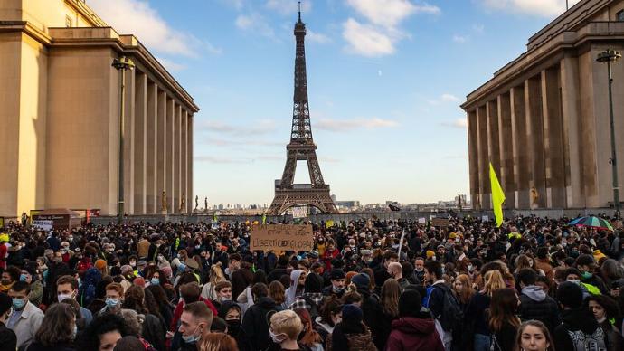 法国一读通过整体安全法万人抗议损新闻自由