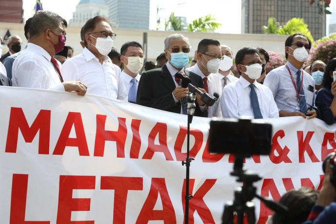 反对党议员马哈迪安华赴国会