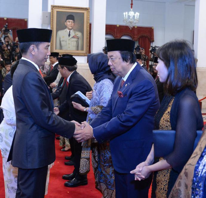2019年12月13日，翁俊民（中）获委任为印尼宪法总统国策9位顾问之一，图为他接受印尼总统佐科威道贺，右一为长女翁如平。 
