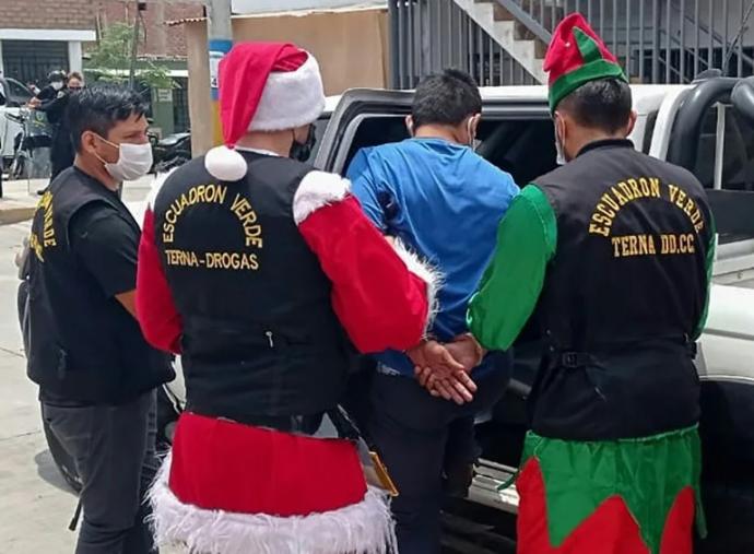 警员装扮成圣诞老人
