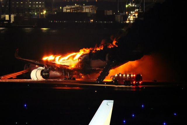 羽田日航客机起火
