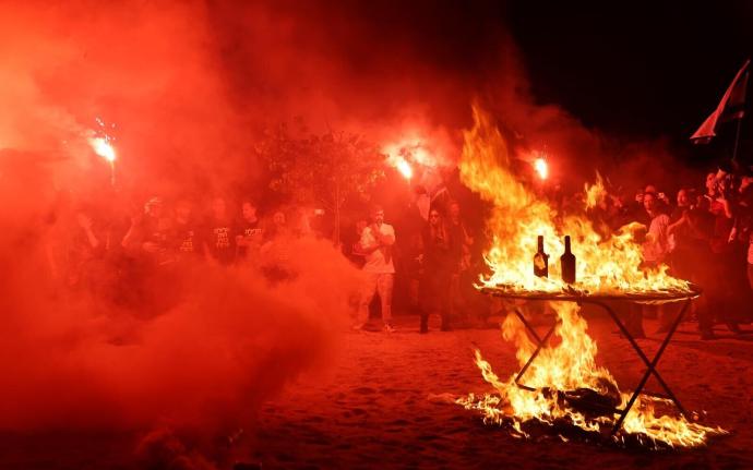 以色列示威者燃烧逾越节餐桌