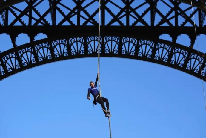 垂直绳索攀爬巴黎铁塔 法国女运动员破世界纪录 