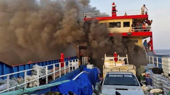 泰国渡轮起火 乘客跳海逃生全获救