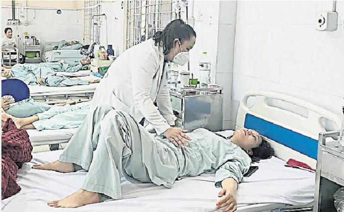 越南 医生 救治 食物中毒 患者