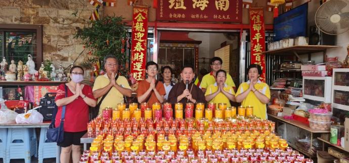 芙蓉新那旺南海坛观音庙欢庆卫塞节，获逾千人点光明灯祈福，该坛也捐出3万令吉作为慈善布施。