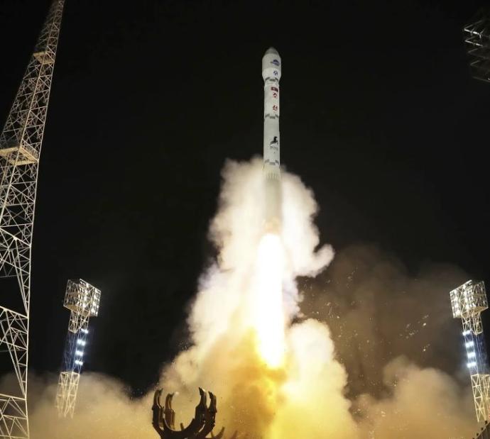 朝鲜发射首枚军事侦察卫星（美联社档案照）