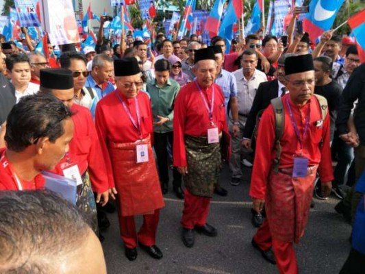 马哈迪与该党州候选人步入中心。