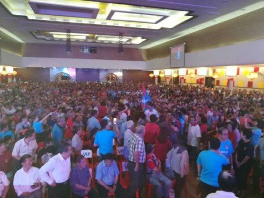 数以千计的民众以热烈掌声欢迎邓章钦入场。