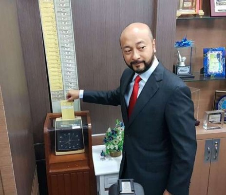 慕克力进入吉州务大臣办公室打卡，正式上班。