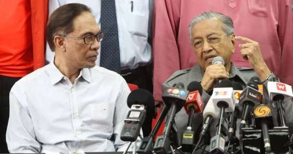 首相敦马哈迪医生今日在希盟主席理事会会议后召开记者会。左为安华。