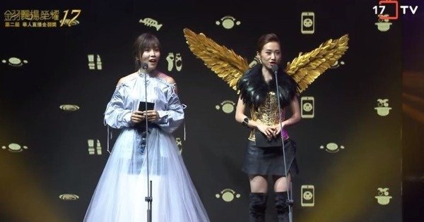 李佳薇（左）、LuLu合体颁奖。