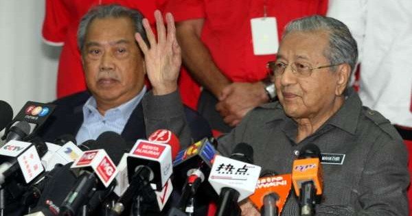 马哈迪（右）表示，土团党将在砂拉越设立支部。