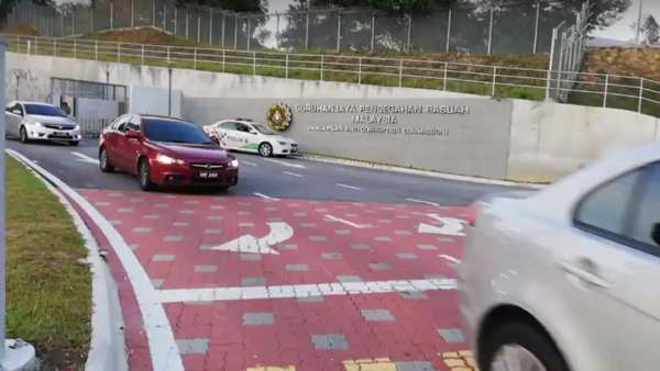 纳吉是于今早约7时37分，从反贪会布城总部被押往吉隆坡法庭大厦，全程获由7辆轿车组成的车队，包括他所乘坐的普腾轿车护航。