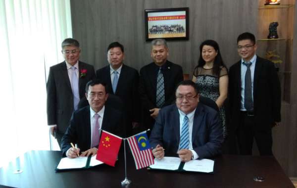 马来西亚佛山总商会与佛山市外事侨务局签署双边合作协议。 