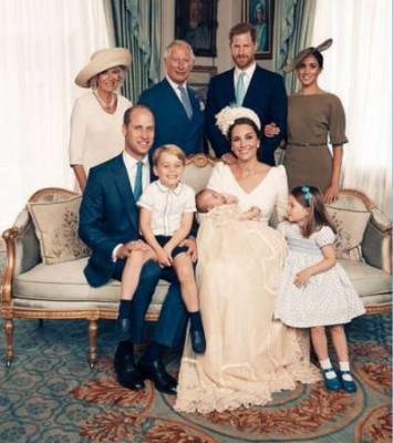  肯辛顿宫15日公布路易小王子受洗当天所拍摄的王室三代同堂全家福，这是威廉王子一家五口首次同框。（网络图）