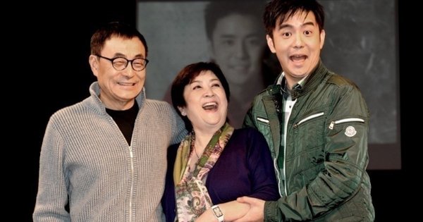 刘家昌（左起）、甄珍和刘子千一家三口和乐融融的画面已不再。
