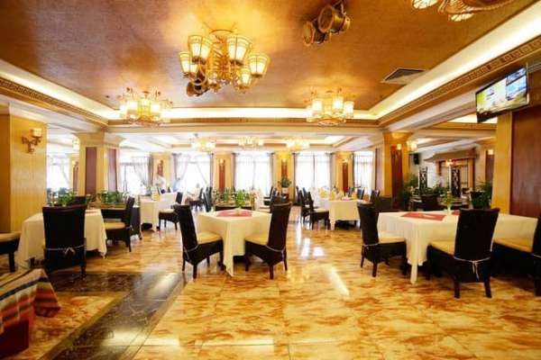 餐厅设计富丽堂皇。