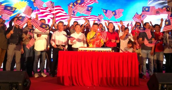 联合钢铁领导及嘉宾与本地员工们欢庆国庆日，左五起为吴九、胡玖林、沈春祥及陆勇等。