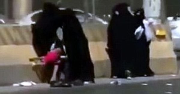 利雅得5名罩袍妇因不明原因而在路边殴斗，其中一人的孩子多次掉到地上。