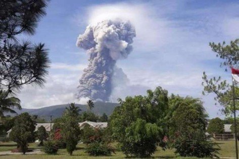 苏拉威西岛上索普坦火山爆发，火山灰烬喷发高达4千米。（网络图）