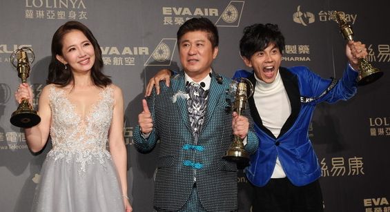 谢忻(左起)、胡瓜、阿翔拿下综艺节目主持人奖。 