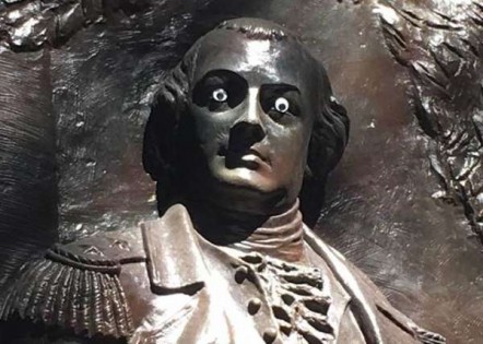 格连少将的雕像被恶作剧贴上大眼睛。（网络图）