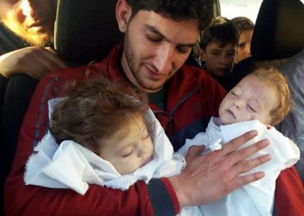  2017年4月敘利亚反对派占领的汗谢洪城镇遭化武攻击，一名父亲哀伤抱著因化武死亡的双胞胎孩子。（美联社）