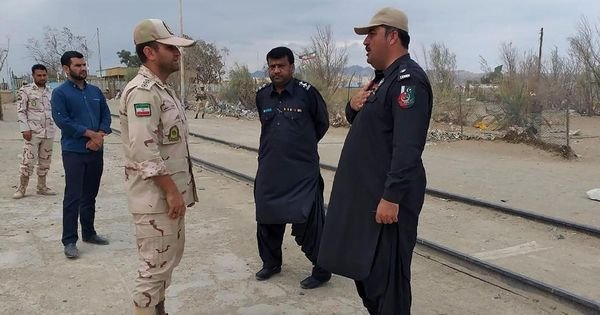 伊朗超过10名安全部队人员在与巴基斯坦边境，被分离主义分子绑架。图为伊朗与巴基斯坦边防队员在边界交流。
