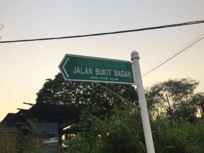 一些安置在马来区的双语路牌，鉴于敏感，已一早被指示遮盖中文路名。