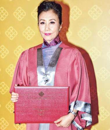 汪明荃获颁授香港理工大学院士荣衔。