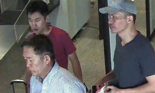 大马当局发表的监视画面显示，金正男遇害后，3名朝鲜籍嫌犯逃离大马，包括李志贤（右）。  