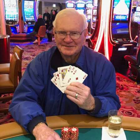 美国85岁老翁哈洛德日前在大西洋城赌场下注5美元，竟赢得100万美元奖金。（图撷取自面子书）