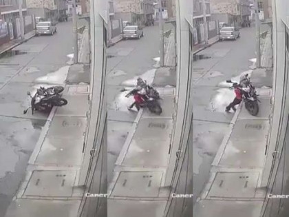 一名男童被倾倒的电单车，压到身体“对折”，场面相当惊悚。（网络图）