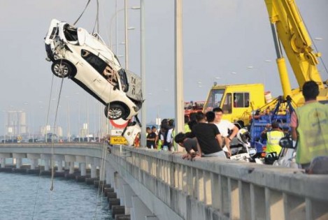 休旅车终于吊上槟城大桥。