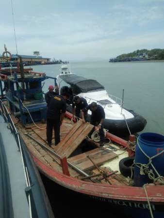 侵犯海域界线的一艘邻国渔船，在玻璃市港口海域被扣留。