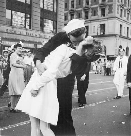 二战经典照片“胜利之吻”中的美国水兵门多萨辞世，享寿95岁。（图取自维基共享资源）