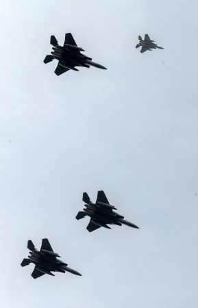 英国雪菲尔美军轰炸机坠毁75周年，英国皇家空军与美国空军举行纪念仪式， F-15机队在雪菲尔上空呼啸而过。（美联社）