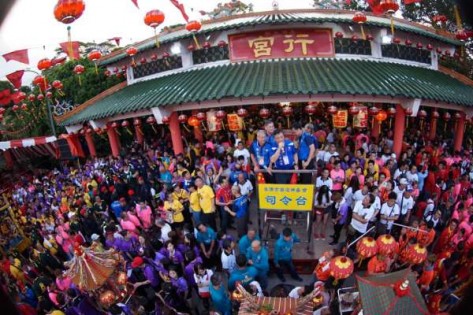 柔佛古庙夜游活动是新山华社年度盛事，数以万计的民众到行宫膜拜神明与参与游行对伍。