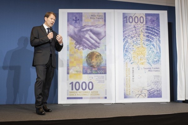 瑞士央行副主席Fritz Zurbruegg在苏黎世展示千元瑞士法朗新钞。 （欧新社）