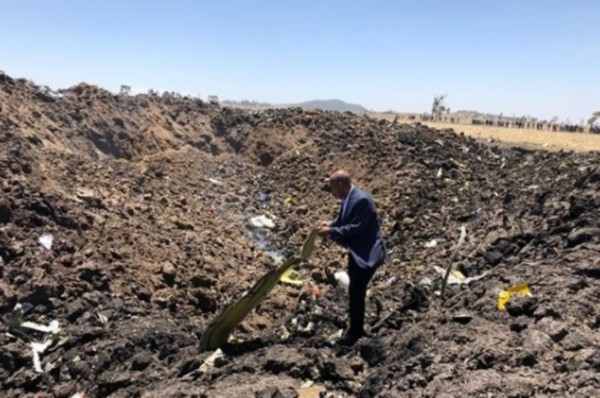 埃塞俄比亚航空行政总裁到空难现场视察。