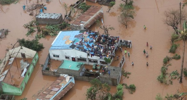 “伊代”侵袭非洲东南部后，灾民们爬上屋顶等候救援。