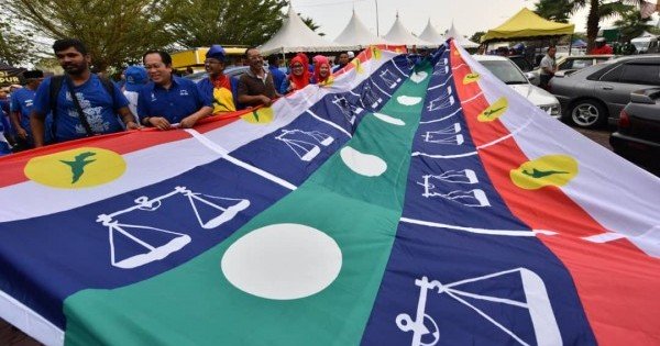 .国阵及伊党支持者制作一幅印有国阵、巫统和伊党的大旗，成为焦点。