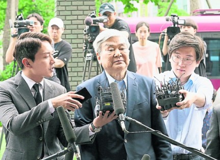 去年6月28日，时任大韩航空会长赵亮镐到首尔南区检察署，接受关于挪用公款的调查。（美联社）